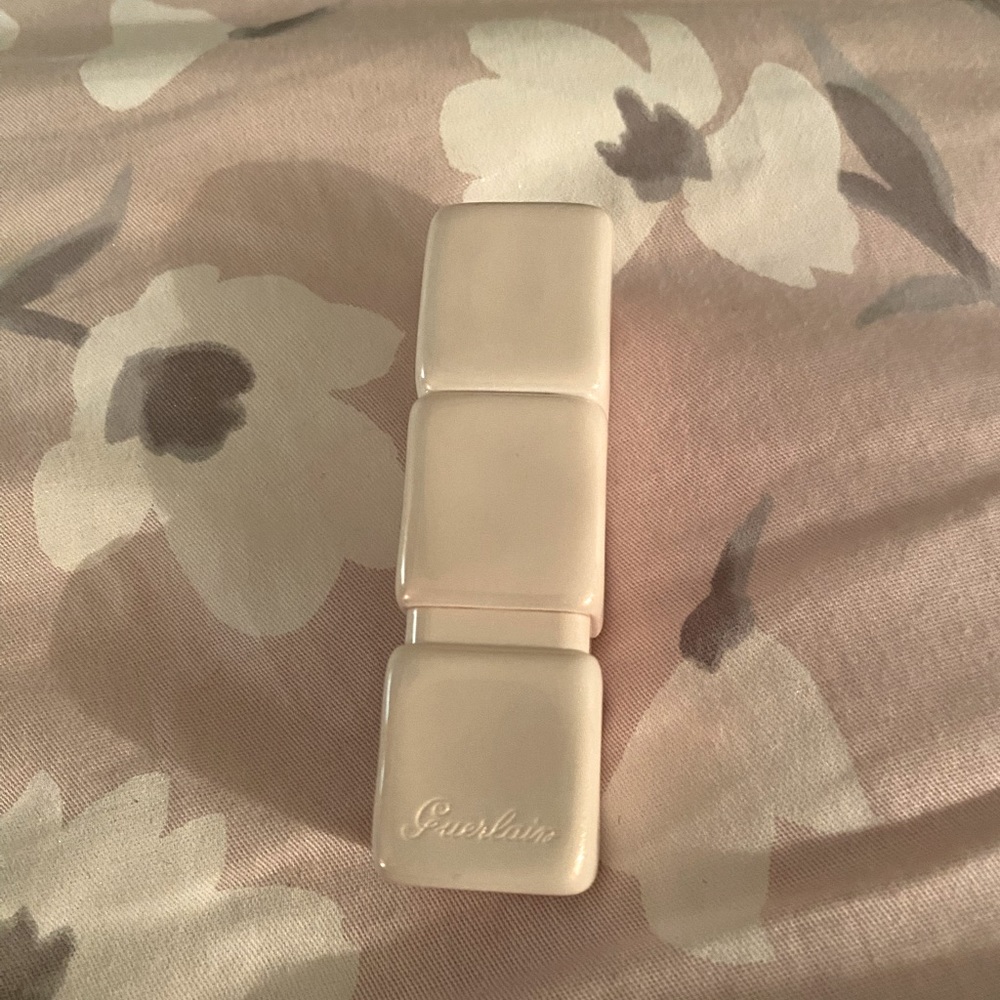 Guerlain kisskiss lovelove lipstick in Beige